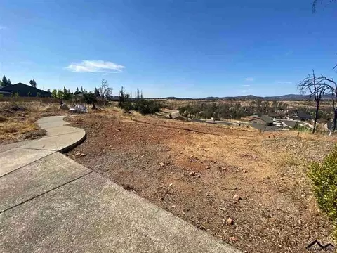 1424 White Water Cir, Redding, CA 96003 photo 2