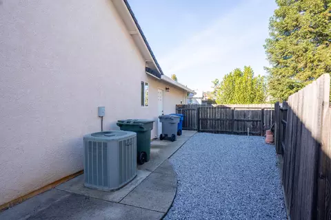 1083 Snowcap Trl, Redding, CA 96003 photo 25