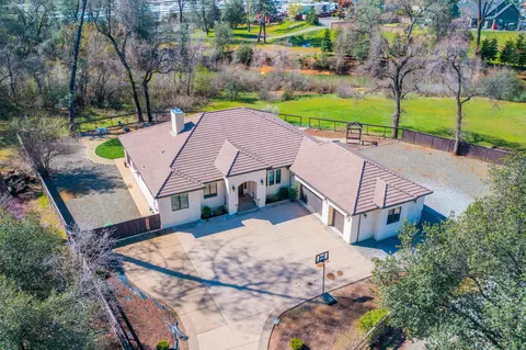 1800 Tiger Eye Rd, Redding, CA 96003