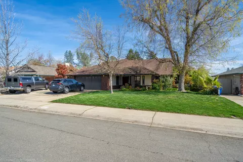 2832 Howard Dr, Redding, CA 96001
