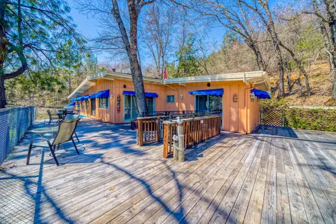 19533 Lakeshore Dr, Lakehead, CA 96051
