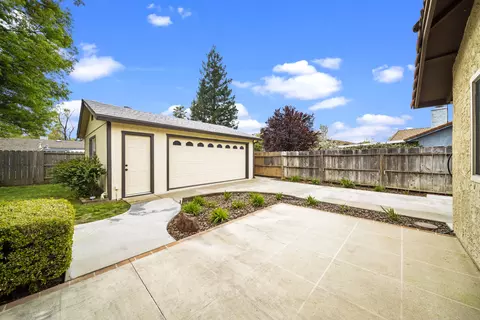 2745 Amethyst Way, Redding, CA 96003 photo 2