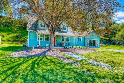 7253 Dilley Ln, Redding, CA 96002