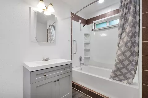 Bath - 21325 Albatross Way, Redding, CA 96003 photo 1 of 3