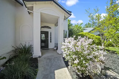 1400 Woodbridge Ct, Redding, CA 96002 photo 2