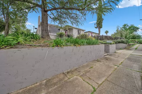 2055 Gold St, Redding, CA 96001 photo 9