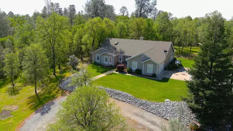 11867 Yosemite Dr, Redding, CA 96003