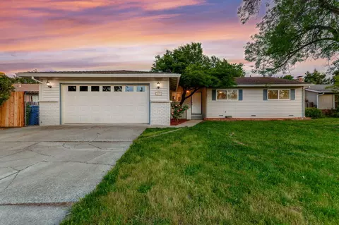 2075 Glenrose Dr, Redding, CA 96001