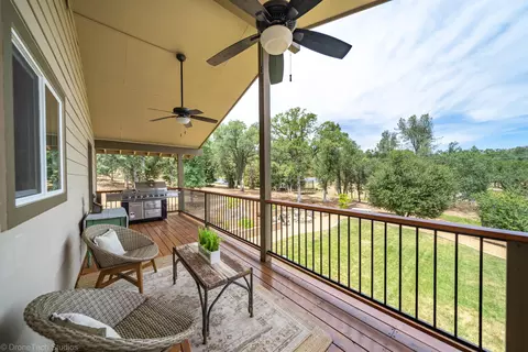 9110 Sugarloaf Dr, Redding, CA 96001 photo 2