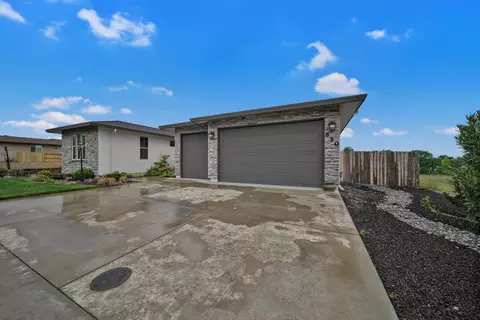 650 Mill Valley Pkwy, Redding, CA 96003 photo 2