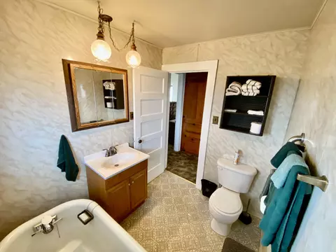 Bath - 561 Quincy Ave, Mccloud, CA 96057 photo 2 of 4