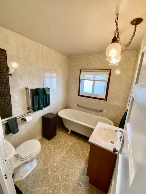 Bath - 561 Quincy Ave, Mccloud, CA 96057 photo 1 of 4