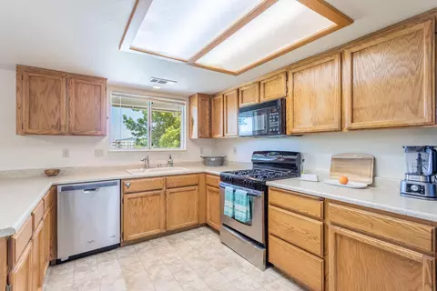 3079 Seminole Dr, Redding, CA 96001 photo 3