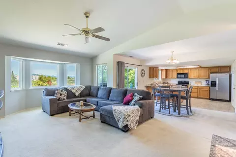 3079 Seminole Dr, Redding, CA 96001 photo 9