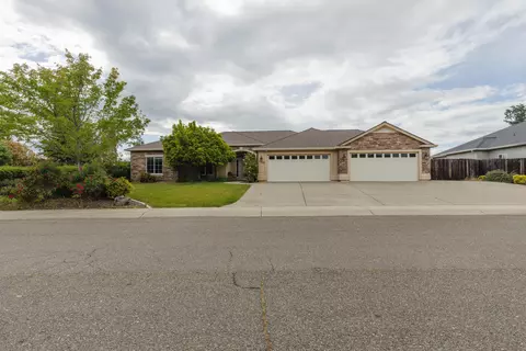 7320 Robles Dr, Redding, CA 96002