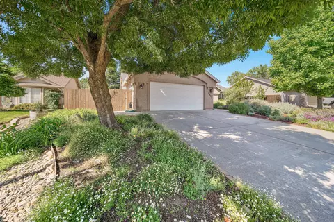 3083 Blue Bell Dr, Redding, CA 96001 photo 2