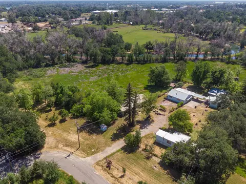 8621 Sam Hill Dr, Anderson, CA 96007