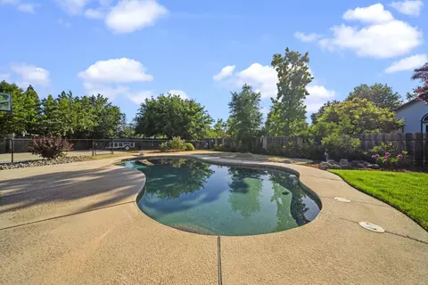 7414 Amigo Way, Redding, CA 96002 photo 2