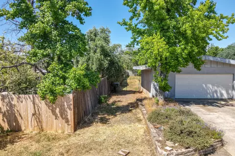 1352 Norman Dr, Redding, CA 96002 photo 2