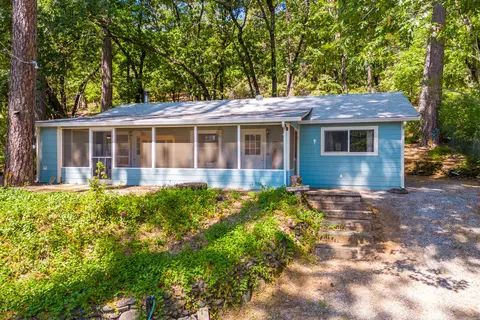 19692 Shasta Dr, Lakehead, CA 96051