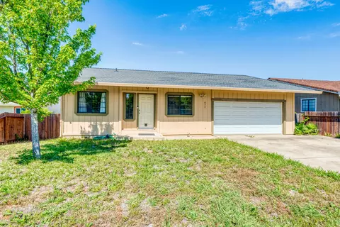 872 Springer Dr, Redding, CA 96003