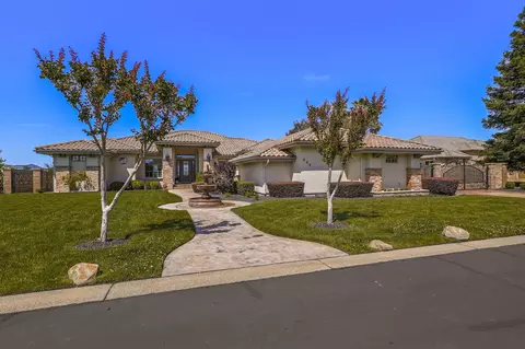 855 Santa Cruz Dr, Redding, CA 96003