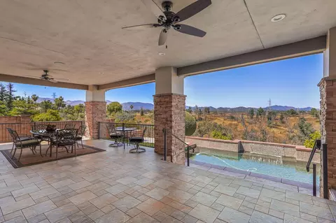 855 Santa Cruz Dr, Redding, CA 96003 photo 4