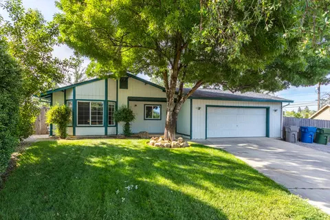1725 Almaden Dr, Redding, CA 96001