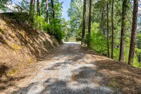 19656 Fall Creek Rd, Lakehead, CA 96051