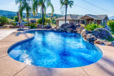 1542 Brinn Dr, Redding, CA 96001 photo 2