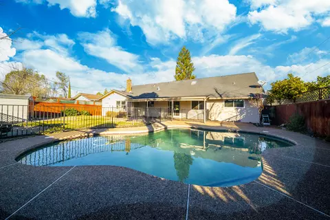 545 Estate St, Redding, CA 96002 photo 3