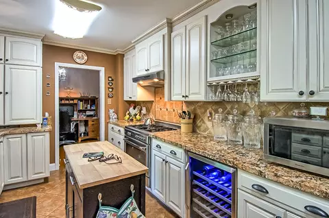 Kitchen - 2000 West St, Redding, CA 96001 photo 1 of 4