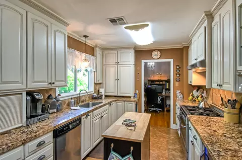 Kitchen - 2000 West St, Redding, CA 96001 photo 2 of 4