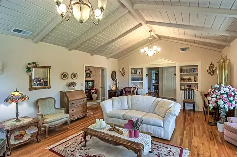 Living - 2000 West St, Redding, CA 96001 photo 2 of 9
