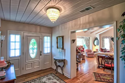 Entry Way - 2000 West St, Redding, CA 96001 photo 1 of 2