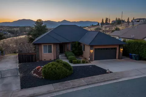 3360 Stanford Dr, Redding, CA 96003