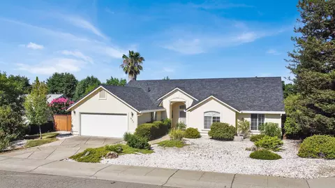 892 Paramount Way, Redding, CA 96003 photo 4