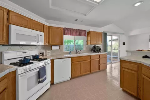 892 Paramount Way, Redding, CA 96003 photo 16