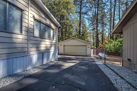 20741 Mammoth Dr, Lakehead, CA 96051