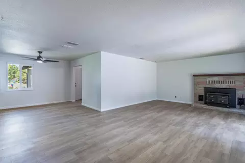 2149 Sycamore Dr, Redding, CA 96001 photo 5