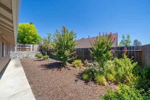 662 Volcano View Trl, Redding, CA 96003 photo 4