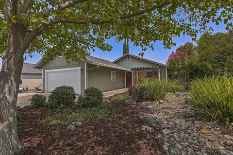 827 Springer Dr, Redding, CA 96003