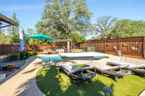 2766 Robert Ct, Redding, CA 96002 photo 2