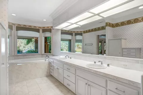 Bath - 13276 Tierra Heights Rd, Redding, CA 96003 photo 2 of 6