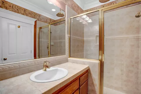 Bath - 13276 Tierra Heights Rd, Redding, CA 96003 photo 1 of 6