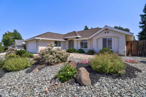 587 Fair Hill Dr, Redding, CA 96003
