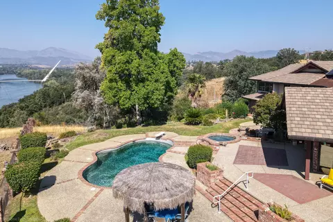 910 River Bend Rd, Redding, CA 96003
