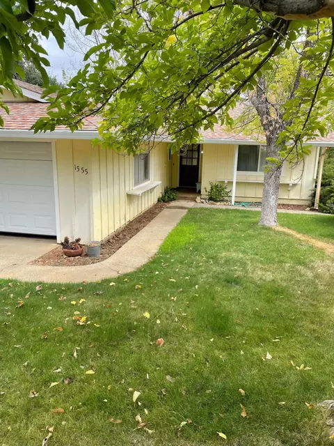 1555 Oak St, Redding, CA 96001