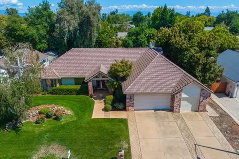821 Sunriver Ln, Redding, CA 96001
