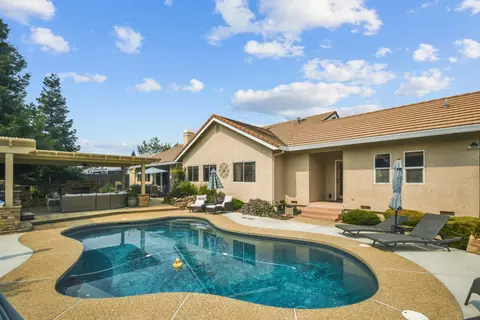 19371 Lexington Ln, Redding, CA 96003